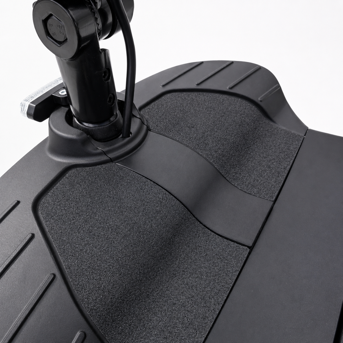 Close-up of the Newbi Move AeroDual textured non-slip foot deck.