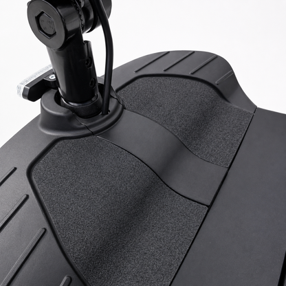 Close-up of the Newbi Move AeroDual textured non-slip foot deck.